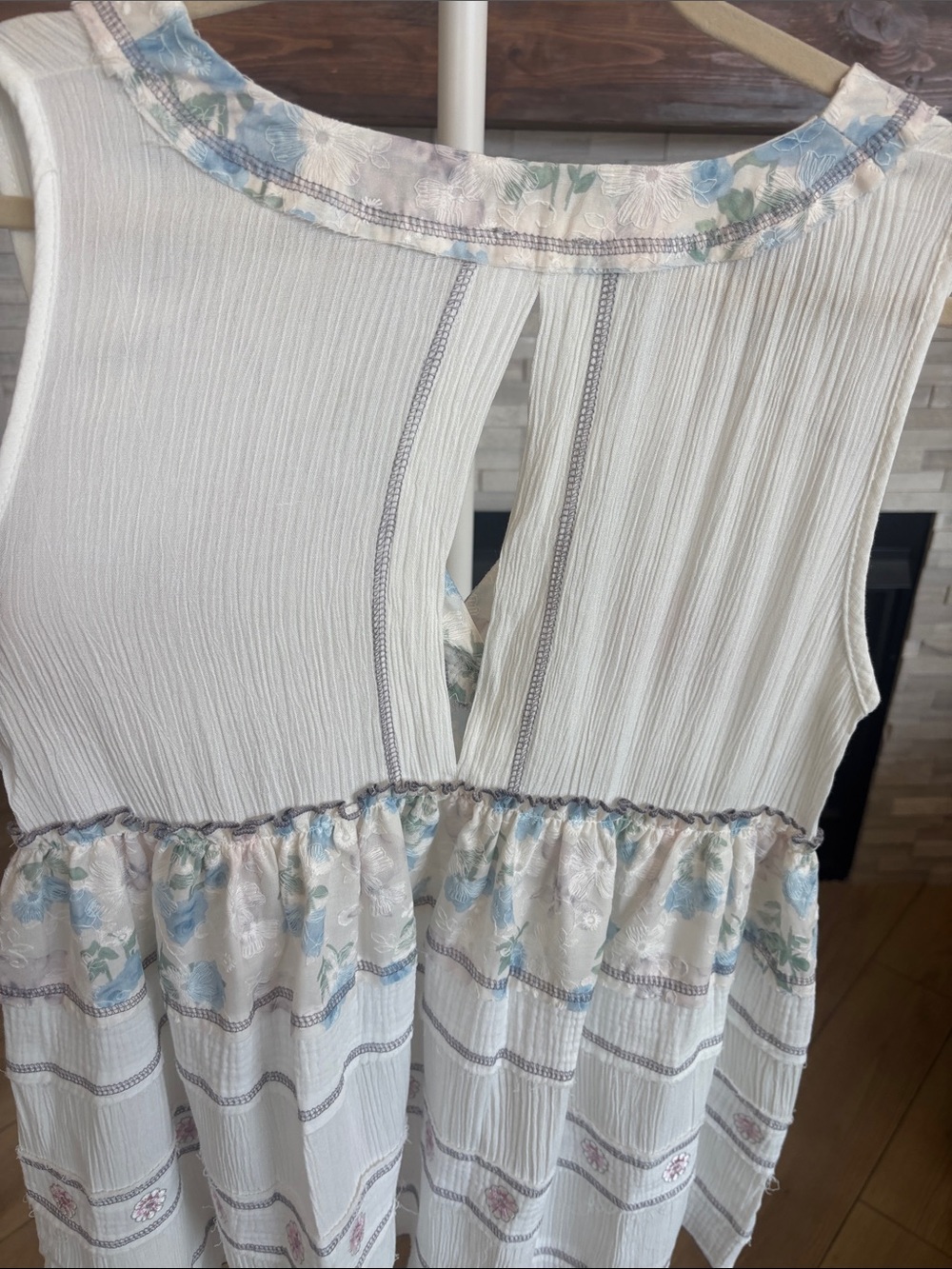 NEW POL White Floral Embroidered V-Neck Tank Top - Picture 3 of 5